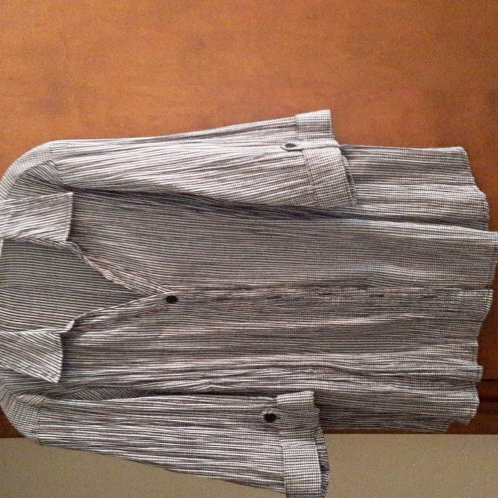 SO  CUTE  in person SLIGHT  STRETCH Cotton/ poly blouse 28 length pit to pit 23